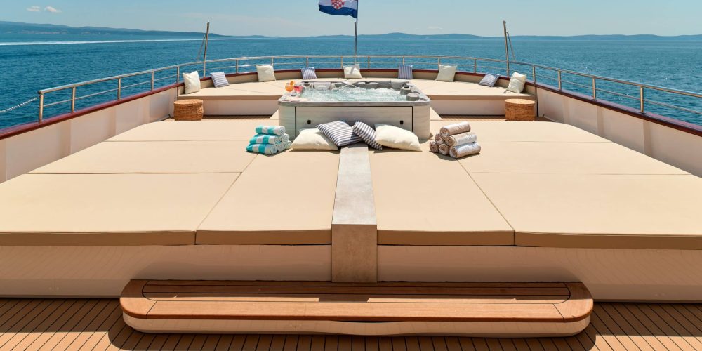 11.-OHANA-Jacuzzi-Sun-deck-Aft-scaled