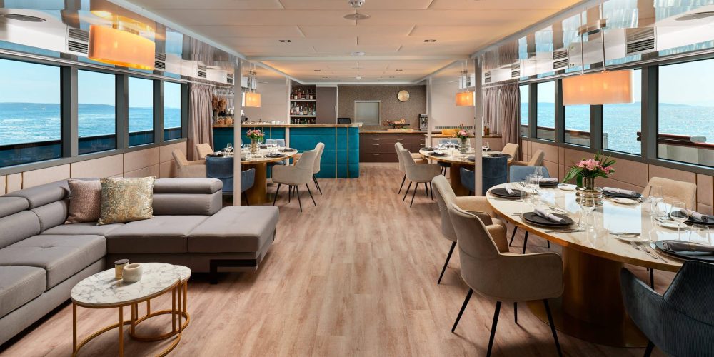 17.-OHANA-Salon-Upper-deck-scaled