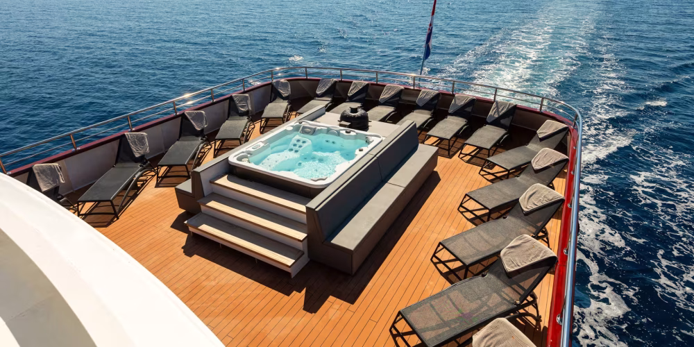 19.-YOLO-Jacuzzi-and-sun-loungers-Sun-deck-Stern-scaled
