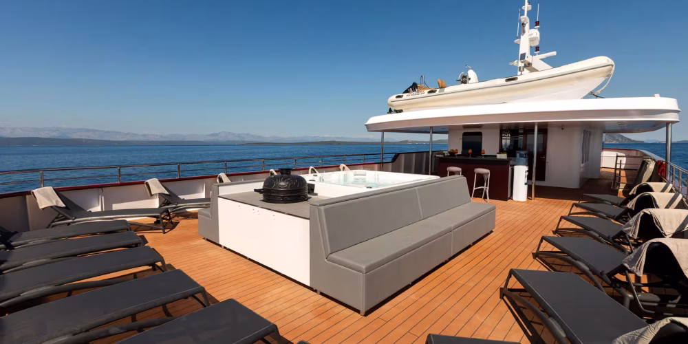20.-YOLO-Jacuzzi-and-sun-loungers-Sun-deck-Stern-scaled