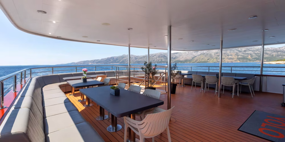 31.-YOLO-Al-fresco-dinning-Upper-deck-Aft-scaled