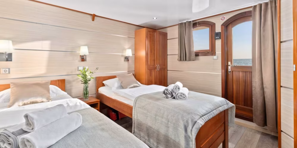 559999305-karizma-cabin-2-scaled-1536x1024